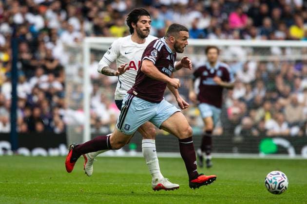 John McGinn of Aston Villa runs with the ball Tottenham Hotspur v Aston Villa, Premier League, Football, Tottenham Hotspur Stadium, London, UK - 19 Sep 2026London Tottenham Hotspur Stadium United Kingdom EDITORIAL USE ONLY No use with unauthorised audio, video, data, fixture lists, club league logos or live services. Online in-match use limited to 120 images, no video emulation. No use in betting, games or single club league player publications. Copyright: xSeanxTroup Shutterstockx 17158343ac