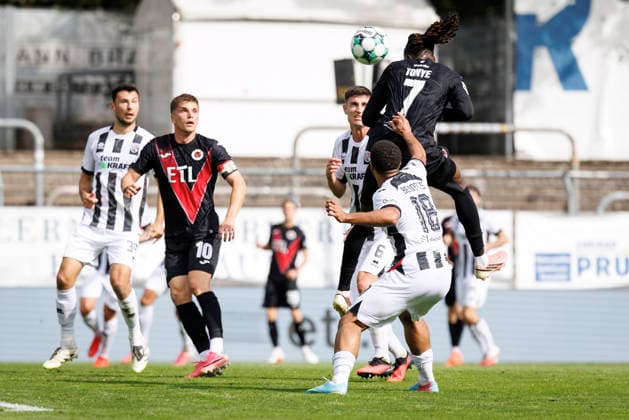 KOELN, GERMANY - SEPTEMBER 19, 2026: Yannick Tonye (Viktoria Köln, 7) with a header, David Otto (Viktoria Köln, 10) is watching during the 3rd division match on gameday 7 between Viktoria Koeln vs. FC Ingolstadt at the Sportpark Hoehenberg on September 19, 2026 in Koeln, Germany. DFL REGULATIONS PROHIBIT ANY USE OF PHOTOGRAPHS AS IMAGE SEQUENCES AND OR QUASI-VIDEO. Nordrhein-Westfalen Germany Copyright: xAxelxKohringx