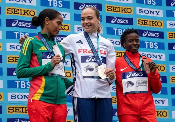 (260919) -- DENMARK, Sept. 19, 2026 -- Gold medalist Agathe Guillemot of France (C), silver medalist Freweyni Hailu of Ethiopia (L) and bronze medalist Mirriam Cherop of Kenya pose during the women s road mile medal ceremony at the World Athletics Road Running Championships in Copenhagen, Denmark, Sept. 19, 2026. (Photo by Xinhua) (SP)DENMARK-COPENHAGEN-WORLD ATHLETICS ROAD RUNNING CHAMPIONSHIPS AndersxKongshaug 