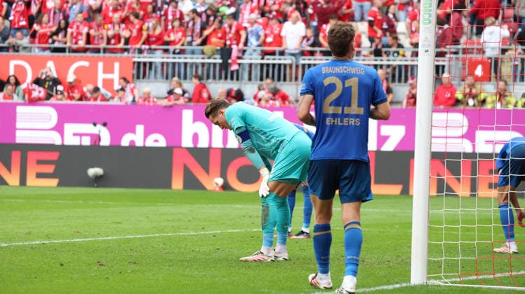 September 19, 2026, xrekx, Soccer 2. Bundesliga, 1. FC Kaiserslautern vs. Eintracht Braunschweig, from left: Ron, Thorben, Hoffmann; Eintracht Braunschweig disappoints, disappointed, looks disappointed, dejected, disappointed. End of the game. DFL and DFB regulations prohibit any use of photographs as image sequences and or quasi-video. Kaiserslautern