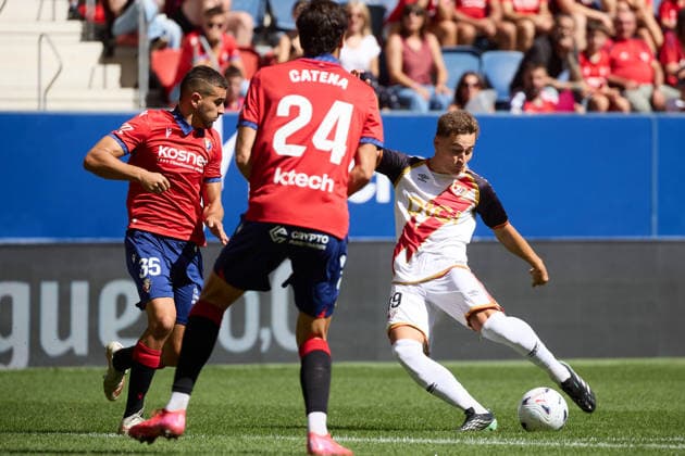 LaLiga EA Sports 2026–27 CA Osasuna vs. Rayo Vallecano Jorge de Frutos 19 (RAY L) takes a shot under pressure from Alejandro Catena 24 (OSA) and Unai Santos 35 (OSA R) during the LaLiga EA Sports soccer match between CA Osasuna and Rayo Vallecano played at El Sadar Stadium in Pamplona, Spain, on September 19, 2026. Credit: Inigo Alzugaray, Agencia LOF, Pamplona. LaLiga EA Sports 2026–27: CA Osasuna vs. Rayo Vallecano Copyright: xINIGOxALZUGARAYx
