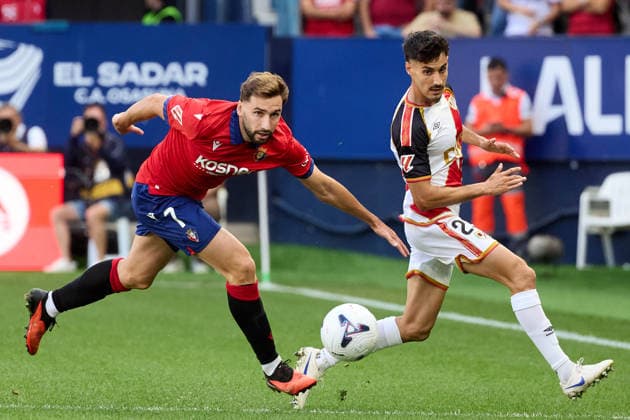 LaLiga EA Sports 2026–27: CA Osasuna vs. Rayo Vallecano—Jon Moncayola (7, OSA L) and Oscar Valentin (23, RAY R) battle for the ball during the LaLiga EA Sports soccer match between CA Osasuna and Rayo Vallecano played at El Sadar Stadium in Pamplona Spain on September 19, 2026. Credit: Inigo Alzugaray, Agencia LOF, Pamplona. LaLiga EA Sports 2026–27: CA Osasuna vs. Rayo Vallecano Copyright: xINIGOxALZUGARAYx