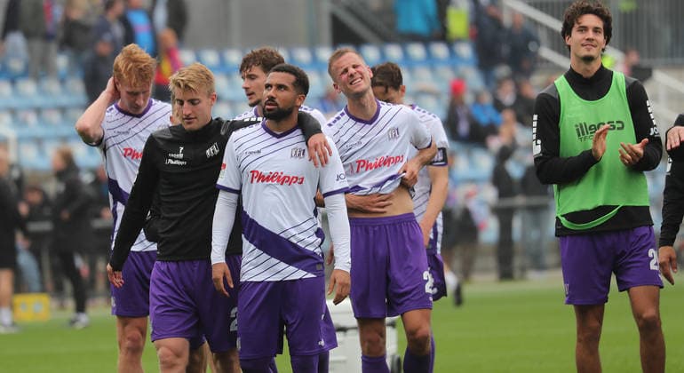 2, Daniel Kofi Kyereh, VfL Osnabrück, and the team celebrate the draw with the fans. Soccer, Men s, 2026–2027 season, 2. Bundesliga, Holstein Stadium, Holstein Kiel vs. VfL Osnabrück, 1–1. DFL regulations prohibit any use of photographs as image sequences and or quasi-video.