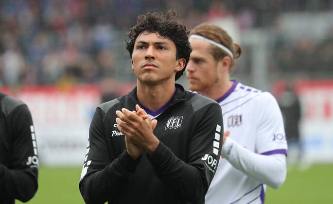 Jonathan Gomez, VfL Osnabrück, in front of the fan section; Soccer, Men s, 2026–2027 season, 2. Bundesliga, Holstein Stadium, Holstein Kiel vs. VfL Osnabrück, 1–1. DFL regulations prohibit any use of photographs as image sequences and or quasi-video.