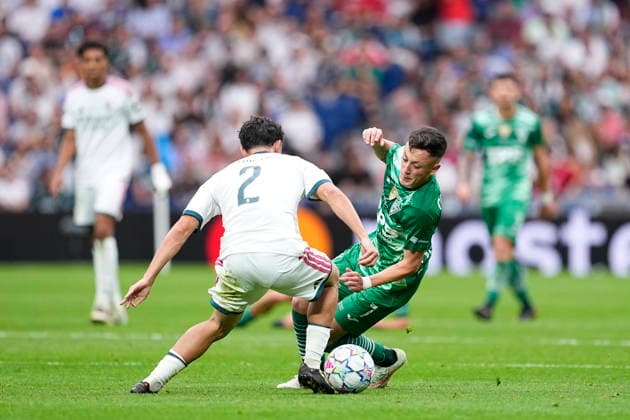 Futbol, Real Madrid vs Santiago Wanderers. Final Intercontinental Sub 20, 2026. El jugador de Santiago Wanderers Vicente Vargas, derecha, disputa el balon con Jesus Fortea durante la final intercontinental realizada en el estadio Santiago Bernabeu de Madrid, Espana. 19 09 2026 AFP7 Photosport Football, Real Madrid vs Santiago Wanderers. 2026 Intercontinental Final. Santiago Wanderers player Vicente Vargas, center, vies for the ball against Jesus Fortea of Real Madrid the 2026 Intercontinental Final at the Santiago Bernabeu in Madrid, Spain. 19 09 2026 AFP7 Photosport Real Madrid vs Santiago Wanderers, final intercontinental sub 20, 2026