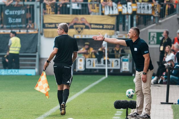 German Soccer 3rd Division 2026–2027, Matchday 7: Alemannia Aachen vs. Fortuna Düsseldorf at Tivoli Aachen; Mersad Selimbegovic, Alemannia Aachen’s coach, gives instructions, complains, and gestures Copyright: xThiemoxRudolphx
