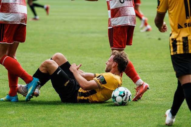 German Soccer 3rd Division 2026–2027, Matchday 7: Alemannia Aachen vs. Fortuna Düsseldorf at Tivoli Aachen; Mika Schroers of Alemannia Aachen, 27, is on the ground after a foul, in pain Copyright: xThiemoxRudolphx