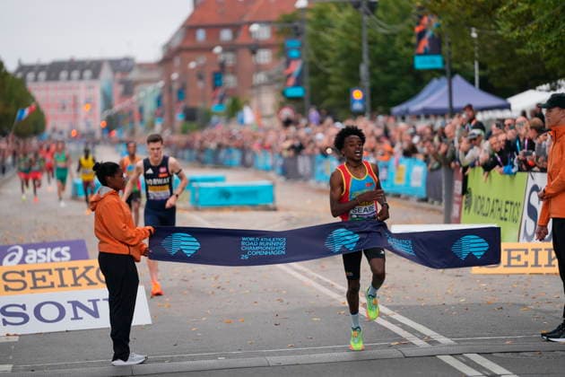 World Championship in the 5 km World Athletics Road Running Championships, Copenhagen: Dawit Seare of Eritrea crosses the finish line ahead of Jakob Ingebrigtsen of Norway during the 5-kilometer race at the World Athletics Road Running Championships in Copenhagen, Saturday, September 19, 2026. Photo by Emil Helms, Scanpix 2026, Copenhagen, Denmark  Copyright: EmilxHelmsx spdk20260919-150733-L