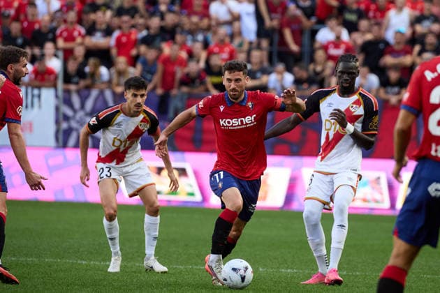 LaLiga EA Sports 2026–27: CA Osasuna vs. Rayo Vallecano—Kike Barja (11, OSA L) dribbles past Oscar Valentin (23, RAY) and Pathe Ciss (6, RAY R) during the LaLiga EA Sports soccer match between CA Osasuna and Rayo Vallecano played at El Sadar Stadium in Pamplona, Spain, on September 19, 2026. Credit: Inigo Alzugaray, Agencia LOF, Pamplona. LaLiga EA Sports 2026–27 CA Osasuna vs. Rayo Vallecano Copyright: xINIGOxALZUGARAYx