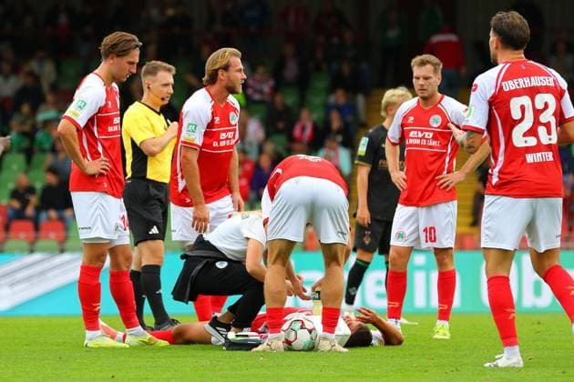Regionalliga West Rot Weiß Oberhausen Borussia Mönchengladbach II ** FOR EDITORIAL USE ONLY ** EDITORIAL USE ONLY ** p Kerem Yalcin is being treated on the field RWO Borussia Mönchengladbach II Location: Oberhausen, Niederrhein Stadium Date: September 19, 2026 Germany, North Rhine-Westphalia, Oberhausen Copyright MichaxKorb Copyright: MichaxKorb doc87o4r3mcxwz1efphpc0 ,EDITORIAL USE ONLY Copyright: MichaxKorb