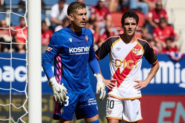 LaLiga EA Sports 2026–27: CA Osasuna vs. Rayo Vallecano—Aitor Fernández (13, OSA L) and Sergio Camello (10, RAY R) during the LaLiga EA Sports soccer match between CA Osasuna and Rayo Vallecano played at El Sadar Stadium in Pamplona, Spain, on Sep. 19, 2026. Credit: Inigo Alzugaray, Agencia LOF, Pamplona. LaLiga EA Sports 2026–27: CA Osasuna vs. Rayo Vallecano Copyright: xINIGOxALZUGARAYx