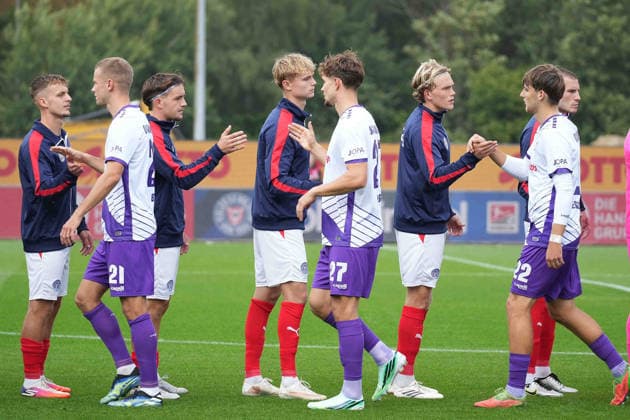 Soccer I Men s Team I 2026–2027 Season I 2. Bundesliga I Matchday 6 I Holstein Kiel vs. VfL Osnabrück I September 19, 2026 Players from VfL Osnabrück and Holstein Kiel high-five each other before kickoff at Kiel Holstein Stadium Schles, Germany Copyright: xLobeca MaschaxHolmx