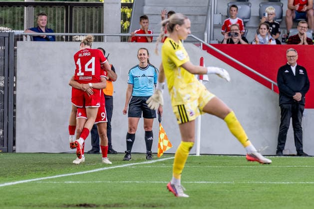 Jovana Damnjanovic of FC Bayern Munich Women (No. 09) celebrates with Alara Sehitler of FC Bayern Munich Women (No. 14) after her penalty kick goal made the score 4–2 for Germany, FC Bayern Munich Women vs. 1. FC Köln, Soccer, Google Pixel Women’s Bundesliga, Matchday 5, 2026–2027 Season, September 19, 2026 DFL DFB regulations prohibit any use of photographs as image sequences and or quasi-video. Photo: HMB Media, Heike Feiner Copyright: HMBxMedia HeikexFeiner