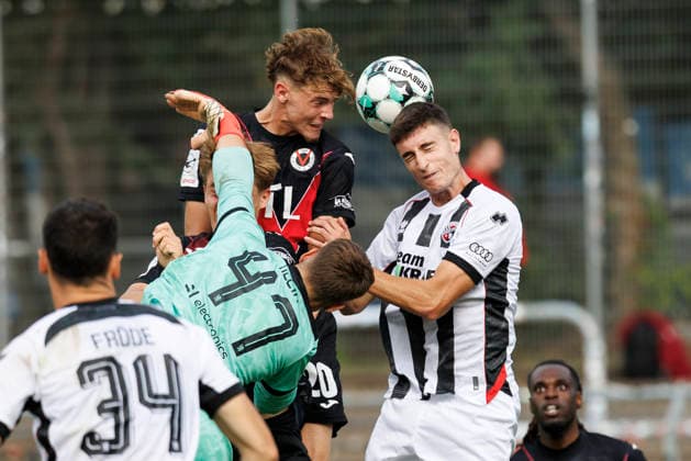 KOELN, GERMANY - SEPTEMBER 19, 2026: Keeper David Klein (FC Ingolstadt, 47), Niklas Swider (Viktoria Köln, 20), Georgios Antzoulas (FC Ingolstadt, 6) during the 3rd division match on gameday 7 between Viktoria Koeln vs. FC Ingolstadt at the Sportpark Hoehenberg on September 19, 2026 in Koeln, Germany. DFL REGULATIONS PROHIBIT ANY USE OF PHOTOGRAPHS AS IMAGE SEQUENCES AND OR QUASI-VIDEO. Nordrhein-Westfalen Germany Copyright: xAxelxKohringx