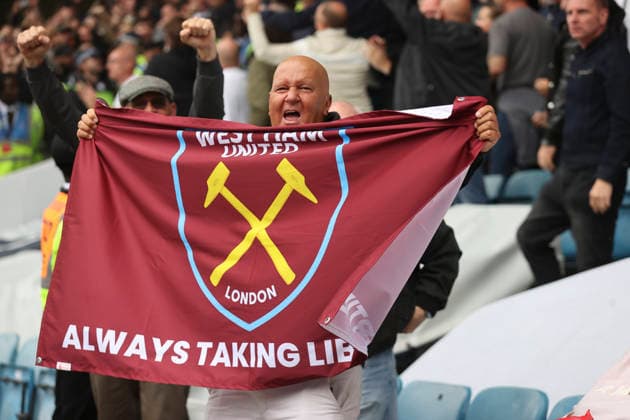 Millwall v West Ham United Sky Bet Championship The West Ham fans celebrate their side™s 1st goal during the Sky Bet Championship match at The Den, London 19 09 2026 UK Newspapers OUT Copyright: xPaulxChestertonx FIL-23973-0130