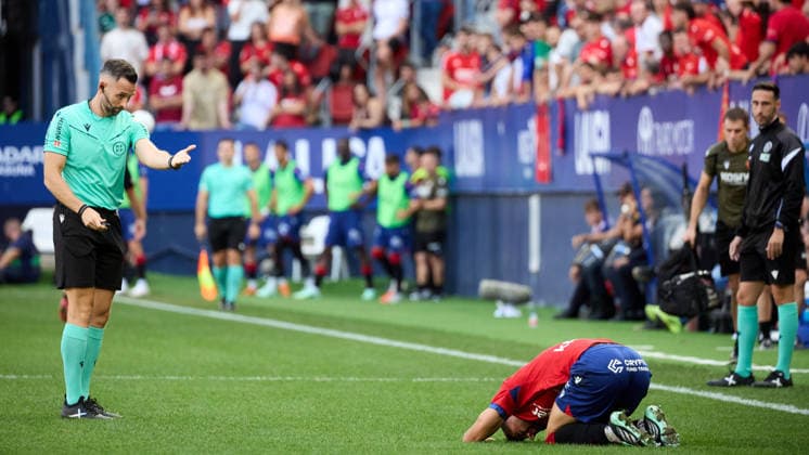 LaLiga EA Sports 2026–27 CA Osasuna vs. Rayo Vallecano Manuel Jesús Orellana (Referee L) and Iker Munoz 8 (OSA R) during the LaLiga EA Sports soccer match between CA Osasuna and Rayo Vallecano played at El Sadar Stadium in Pamplona, Spain, on September 1, 2026. Credit: Inigo Alzugaray, Agencia LOF, Pamplona. LaLiga EA Sports 2026–27: CA Osasuna vs. Rayo Vallecano Copyright: xINIGOxALZUGARAYx