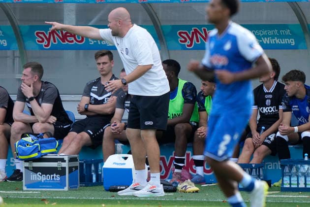 September 19, 2026, Dietmar Hopp Stadium, Hoffenheim, GER, 3rd Division, Matchday 7: TSG 1899 Hoffenheim II vs. SV Meppen; Lucas Beniermann, coach of SV Meppen, gestures and points to the left, DFL REGULATIONS PROHIBIT ANY USE OF PHOTOGRAPHS AS IMAGE SEQUENCES AND OR QUASI-VIDEO Hoffenheim, Baden-Württemberg, Dietmar Hopp Stadium
