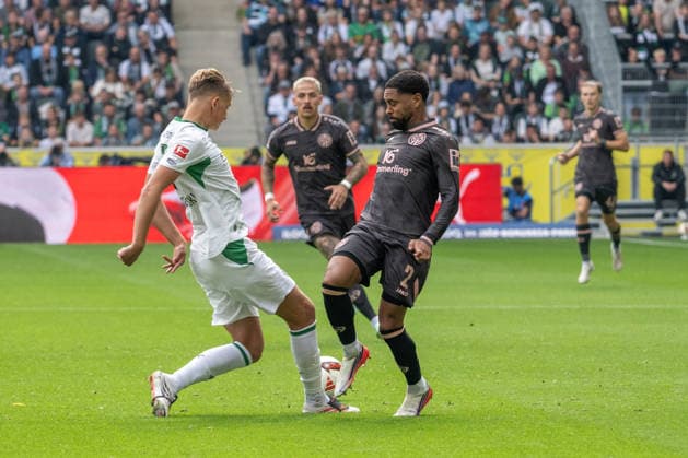 Tackle between Jan Leszczynski (Borussia Mönchengladbach, 05) and Phillipp Mwene (1. FSV Mainz 05, 02) – Borussia Mönchengladbach vs. 1. FSV Mainz 05, Soccer, Bundesliga 1, Matchday 04, 2026–2027 season, September 19, 2026. DFL and DFB regulations prohibit any use of photographs as image sequences and or quasi-video. Borussia Mönchengladbach vs. 1. FSV Mainz 05, soccer, Bundesliga 1, Matchday 4, 2026–2027 season, September 19, 2026, Mönchengladbach Copyright: xEibner-Pressefoto ThomasxHaeslerx EP_THR