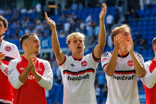 September 19, 2026 Soccer Season 2026–2027 Matchday 2 Bundesliga Karlsruher SC (KSC) vs. 1. FC Nürnberg (FCN) Club Sports Photo Zink DaMa xdaxmax DFL regulations prohibit any use of photographs as image sequences and or quasi-video for editorial use only; celebration and joy after the final whistle; Julian Justvan 10, 1 FC Nürnberg (FCN); Tim Janisch 32, 1 FC Nürnberg (FCN); Eric Porstner 41, 1 FC Nürnberg (FCN) applauds and claps his hands