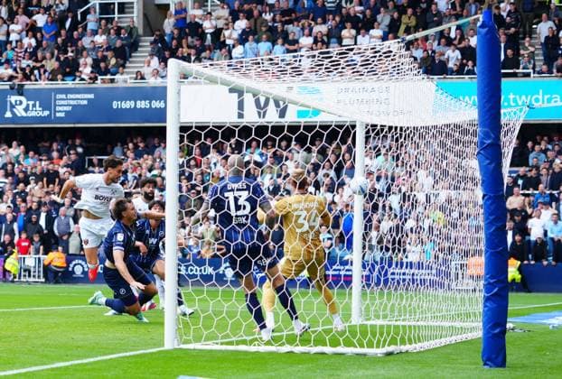 Konstantinos Mavropanos of West Ham United scores a goal to make it 2-2 Millwall v West Ham United, EFL Sky Bet Championship, Football, The Den, London, UK - 19 Sep 2026London The Den United Kingdom EDITORIAL USE ONLY No use with unauthorised audio, video, data, fixture lists, club league logos or live services. Online in-match use limited to 120 images, no video emulation. No use in betting, games or single club league player publications. Copyright: xJavierxGarcia Shutterstockx 17158528ba