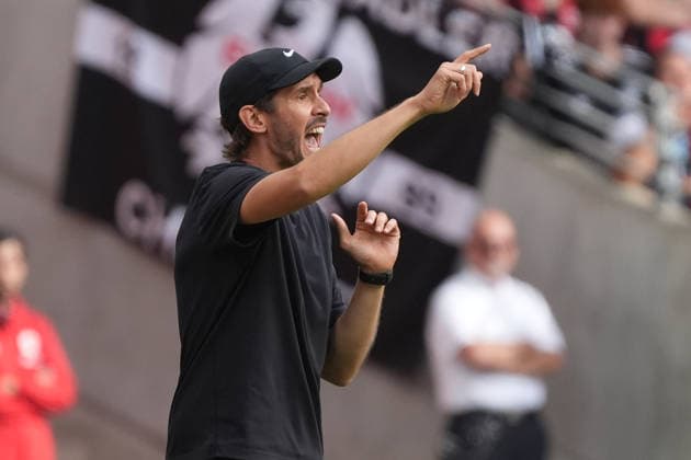 SC Freiburg coach Julian Schuster rallies his team on September 19, 2026, Bundesliga, 2026–27 season, Eintracht Frankfurt vs. SC Freiburg, Deutsche Bank Park, Matchday 4