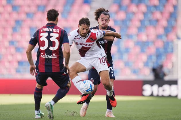 TorinoÕs Nikola Vlasic fights for the ball with BolognaÕs Arthur Theate during the Serie A soccer match between Bologna and Torino at the Renato DallÕAra Stadium in Bologna, north Italy - Saturday, September 19, 2026 -  Copyright: xMassimoxPaolone LaPressex
