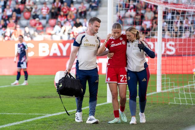 Sophie Proost, 23, had to leave the field due to injury during the Google Pixel Women s Bundesliga match between FC Bayern Munich and 1. FC Köln on September 19, 2026, in Munich at the FC Bayern Campus, Bavaria, Germany