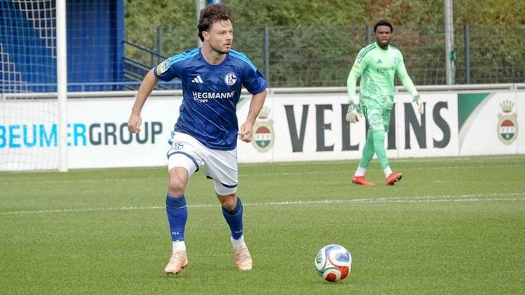 Regional League Soccer Match: FC Schalke 04 U23 vs. VfL Lotte ** FOR EDITORIAL USE ONLY ** EDITORIAL USE ONLY ** p FC Schalke 04 U23 player Adrian Gantenbein on Saturday, September 19, 2026, during the Regional League soccer match between FC Schalke 04 U23 (in blue) and VfL Lotte at the Parkstadion in Gelsenkirchen, Germany (North Rhine-Westphalia), Gelsenkirchen. Copyright MichaelxKorte Copyright: MichaelxKorte doc87o56s5qfxii19pqh4o ,EDITORIAL USE ONLY Copyright: MichaelxKorte