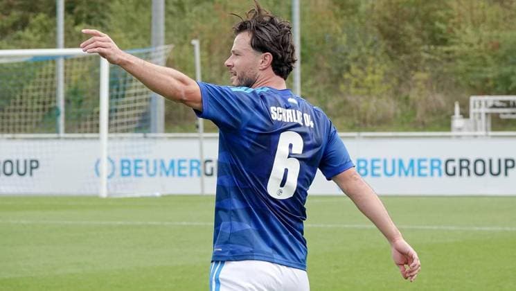 Regional League Soccer Match: FC Schalke 04 U23 vs. VfL Lotte ** FOR EDITORIAL USE ONLY ** EDITORIAL USE ONLY ** p FC Schalke 04 U23 player Adrian Gantenbein on Saturday, September 19, 2026, during the Regional League soccer match between FC Schalke 04 U23 (in blue) and VfL Lotte at the Parkstadion in Gelsenkirchen, Germany (North Rhine-Westphalia), Gelsenkirchen. Copyright MichaelxKorte Copyright: MichaelxKorte doc87o56t5lb4117vbsyh8r ,EDITORIAL USE ONLY Copyright: MichaelxKorte