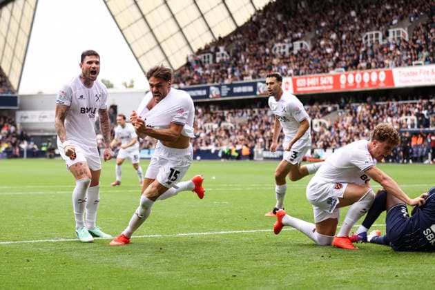 Millwall gegen West Ham United, 19. September 2026, London, EFL Championship: Millwall gegen West Ham United. Konstantinos Mavropanos von West Ham United feiert das zweite Tor, während Arne Engels von West Ham United Jordi Osei Tutu von Millwall ins Gesicht schreit. Foto: Jacques Feeney. Abseits. London, Großbritannien.  Copyright: xJacquesxFeeneyx xOffsidexOffside