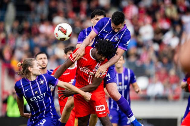 Erfurt, 09 26 2019, Soccer: Northeast Regional League—FC Rot-Weiß Erfurt vs. Erzgebirge Aue. Pictured: Ayooluwa David Adesida (Erfurt) against Devin Angleberger and Daniel Fisl (Aue)