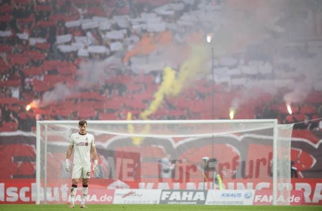 SOCCER REGIONAL LEAGUE NORTHEAST 2026–2027 SEASON, MATCHDAY 10: FC ROT WEISS ERFURT vs. FC ERZGEBIRGE AUE ** FOR EDITORIAL USE ONLY ** FOR EDITORIAL USE ONLY ** p 19 09 2026 Erfurt Soccer Regional League Northeast Matchday 10, 2026–2027 Season, Steigerwaldstadion: FC Rot Weiss Erfurt vs. FC Erzgebirge Aue. Pictured: Goalkeeper Lorenz Otto of FC Rot Weiss Erfurt during the game interruptiondue to pyrotechnics in the Erfurt fan section, Germany, Thuringia, Erfurt. Copyright SaschaxFromm Copyright: SaschaxFromm doc87o5ahzw5014wvflkz6 ,EDITORIAL USE ONLY Copyright: SaschaxFromm