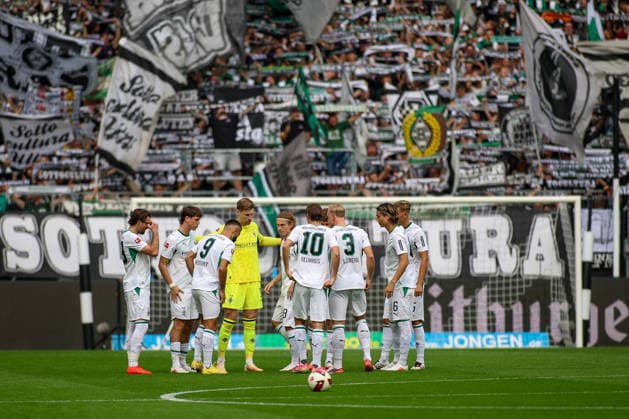 September 19, 2026, GER, Soccer, Men s, Bundesliga, 1. Bundesliga, 2026–2027 Season, VfL Borussia Mönchengladbach vs. FSV Mainz 05; VfL Borussia Mönchengladbach players form a circle in front of the North Stand Copyright: xSvenxHanischx