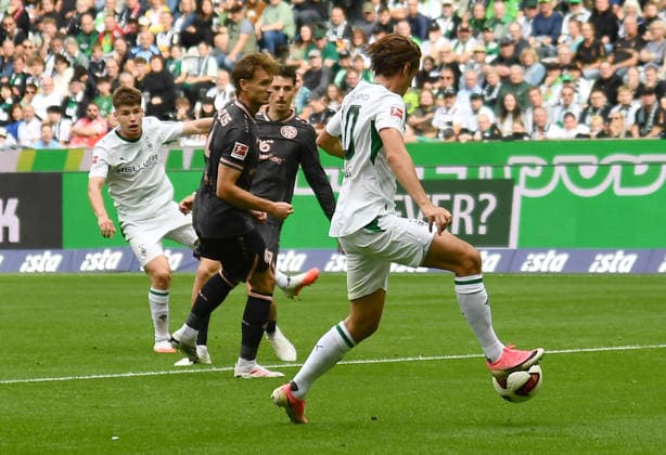 September 19, 2026, xhbx, Soccer 1 Bundesliga, Borussia Mönchengladbach 1 FSV Mainz 05 v l Goal scored, Goal to make it 1–0 by Florian Neuhaus, Borussia Mönchengladbach. DFL and DFB regulations prohibit any use of photographs as image sequences and or quasi-video. Mönchengladbach