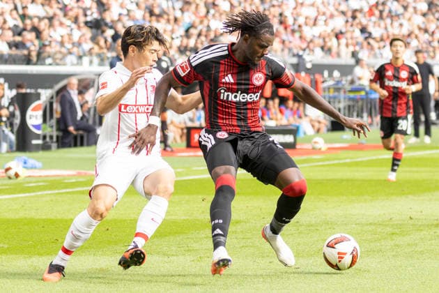 1 Bundesliga: Eintracht Frankfurt vs. SC Freiburg, September 19, 2026. Lilian Brassier (Eintracht Frankfurt, No. 3) and Yuito Suzuki (SC Freiburg, No. 14) battle for the ball, Eintracht Frankfurt vs. SC Freiburg, Frankfurt, Deutsche Bank Park, September 19, 2026 Copyright: xBEAUTIFULxSPORTS Gawlikx