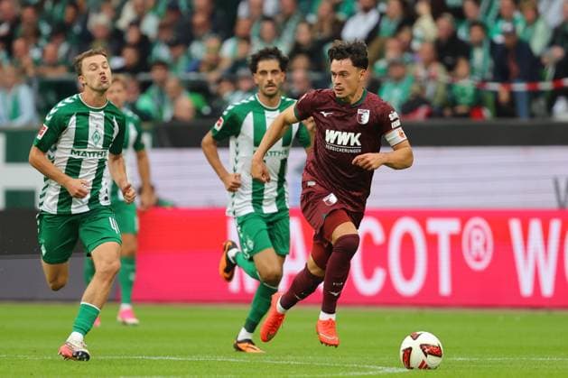 September 26, 2019, Germany, Soccer, Men s 1st Division, Matchday 4, 2026–2027 Season, SV Werder Bremen vs. FC Augsburg: Fabian Rieder (FC Augsburg, No. 32) in a footrace with Youri Regeer (SV Werder Bremen, No. 44) and Eren Dinkci (SV Werder Bremen, No. 18) at the Weserstadion in Bremen, Germany Copyright: xnordphotoxGmbHx xTauchnitzx