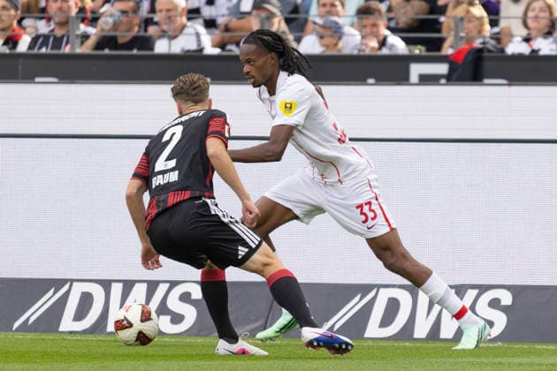 1 Bundesliga: Eintracht Frankfurt vs. SC Freiburg, September 19, 2026; Jordy Makengo (SC Freiburg, No. 33) in possession of the ball and Elias Baum (Eintracht Frankfurt, No. 2); Eintracht Frankfurt vs. SC Freiburg, Frankfurt, Deutsche Bank Park, September 19, 2026 Copyright: xBEAUTIFULxSPORTS Gawlikx