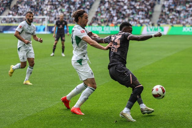 Soccer, Bundesliga 1, Matchday 4: Borussia Mönchengladbach 1, FSV Mainz 05, on September 19, 2026, at Ista Borussia Park in Mönchengladbach. Joe Scally (Mönchengladbach), on the left, Sheraldo Becker (Mainz); on the right, DFL regulations prohibit any use of photographs as image sequences and or quasi-video xJRx