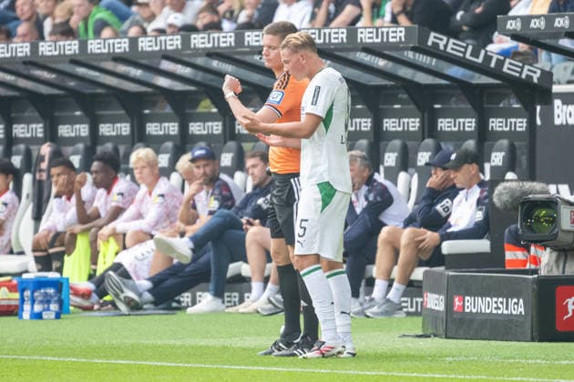 Jan Leszczynski, Borussia Mönchengladbach, 05, must wait one minute after receiving treatment. Borussia Mönchengladbach vs. 1. FSV Mainz 05, Soccer, Bundesliga 1, Matchday 4, 2026–2027 Season, September 19, 2026 DFL DFB regulations prohibit any use of photographs as image sequences and or quasi-video Borussia Mönchengladbach vs. 1. FSV Mainz 05, Soccer, Bundesliga 1, Matchday 4, 2026–2027 season, September 19, 2026, Mönchengladbach Copyright: xEibner-Pressefoto ThomasxHaeslerx EP_THR