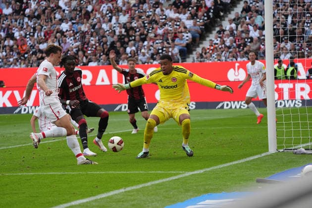 Maximilian Eggestein, SC Freiburg, 8 against goalkeeper Noah Atubolu, Eintracht Frankfurt, September 19, 2026, Bundesliga, 2026–2027 season, Eintracht Frankfurt vs. SC Freiburg, Deutsche Bank Park, Matchday 4