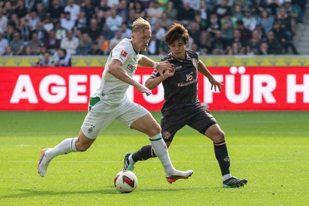 Tackle between Isac Lidberg (Borussia Mönchengladbach, No. 3) and Kaishu Sano (1. FSV Mainz 05, No. 5) – Borussia Mönchengladbach vs. 1. FSV Mainz 05, Soccer, Bundesliga, Matchday 04, 2026–2027 season, September 19, 2026. DFL and DFB regulations prohibit any use of photographs as image sequences and or quasi-video. Borussia Mönchengladbach vs. 1. FSV Mainz 05, soccer, Bundesliga 1, Matchday 4, 2026–2027 season, September 19, 2026, Mönchengladbach Copyright: xEibner-Pressefoto ThomasxHaeslerx EP_THR