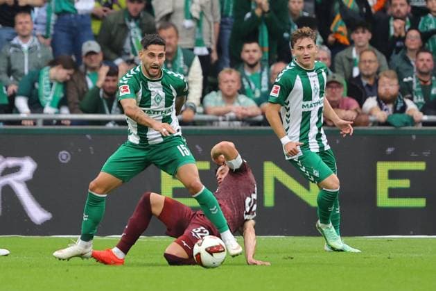 September 26, 19, GER, Soccer, 1st Division Men, Matchday 4, 2026–2027 Season, SV Werder Bremen vs. FC Augsburg; Ludovit Reis (SV Werder Bremen, No. 15) in a tackle against Fabian Rieder (FC Augsburg, No. 32); Weserstadion, Bremen, Germany Copyright: xnordphotoxGmbHx xTauchnitzx
