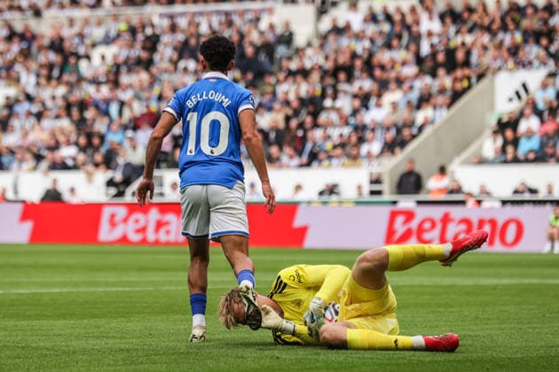 Premier League Newcastle Untied v Hull City Newcastle United goalkeeper Lukas Hornicek takes the ball from the feet of Mohamed Belloumi of Hull City during the Premier League match Newcastle Untied vs Hull City at St. James s Park, Newcastle, United Kingdom on 19 September 2026 (Photo by Alfie Cosgrove News Images) Newcastle St. James s Park Tyne and Wear United Kingdom Copyright: xAlfiexCosgrove NewsxImagesx