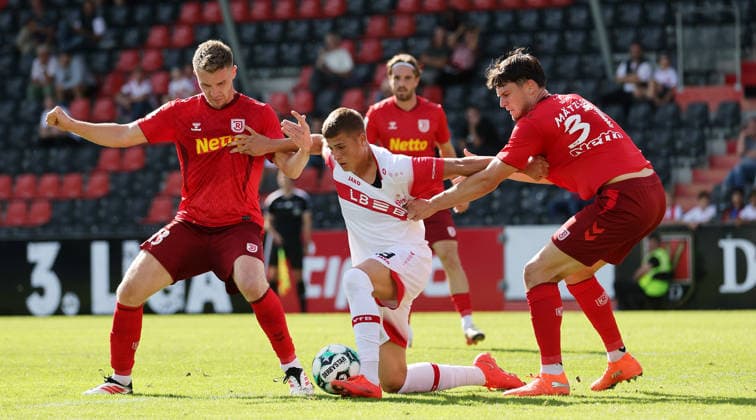 September 19, 2026, Germany, Aspach Soccer: VfB Stuttgart II vs. SSV Jahn Regensburg; from left: Erik Majetschak (Regensburg), Enis Redzepi (VfB II), Leo Mätzler (Regensburg)