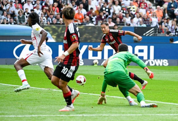 September 19, 2026, xpsx, Soccer, Bundesliga 1, Eintracht Frankfurt vs. SC Freiburg – Goal to make it 1–0 for Frankfurt: Jordy Makengo (SC Freiburg), Ritsu Doan (Eintracht Frankfurt), goal scorer: Younes Ebnoutalib (Eintracht Frankfurt), Mio Backhaus, SC Freiburg; DFL and DFB regulations prohibit any use of photographs as image sequences and or quasi-video by Eintracht Frankfurt