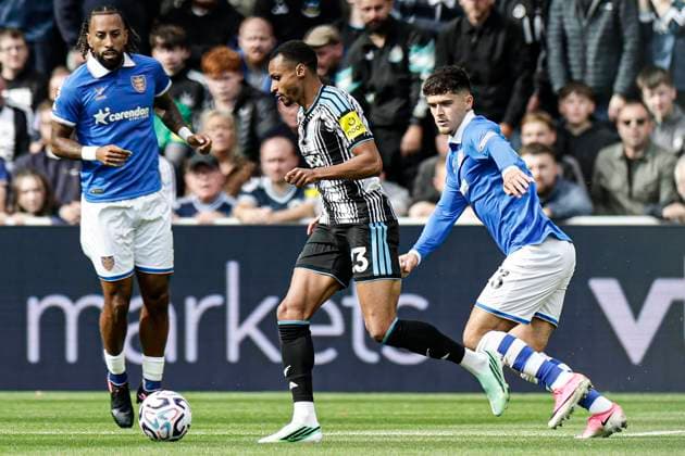 Newcastle United v Hull City Premier League Jacob Murphy of Newcastle United and Ryan Giles of Hull City during the Premier League match at St. James s Park, Newcastle 19 09 2026 UK Newspapers OUT Copyright: xJamiexJohnstonx FIL-23961-0080
