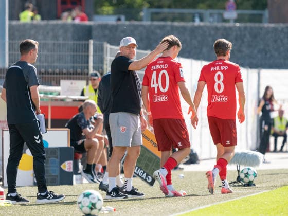 Coach Sascha Hildmann, SSV Jahn Regensburg; Substitute Jakob Seibold, SSV Jahn Regensburg, 40; David Philipp, SSV Jahn Regensburg, 08; GER, Soccer, VfB Stuttgart II vs. SSV Jahn Regensburg, 3rd Division, Matchday 7, 2026–2027 season, September 19, 2026 GER, Soccer, VfB Stuttgart II vs. SSV Jahn Regensburg, 3rd Division, Matchday 7, 2026–2027 Season, September 19, 2026 Aspach Copyright: xCarstenxSchweringx EP_CSG