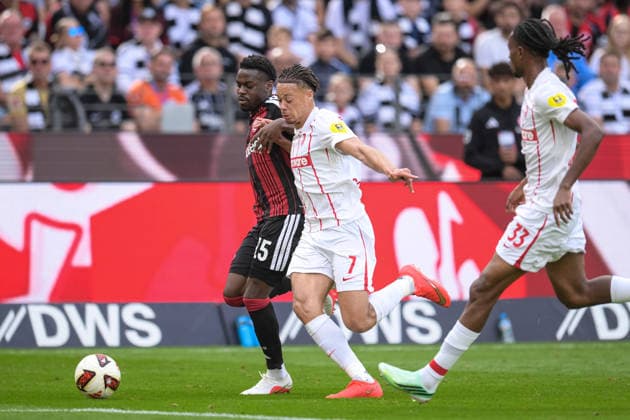 Soccer, Bundesliga 1, 20260919, SG Eintracht Frankfurt vs. SC Freiburg. Pictured, from left: Noël ASEKO (Frankfurt, 15) and Derry SCHERHANT (Freiburg, 7) in a tackle for the ball at Deutsche Bank Park in Frankfurt, Hesse, Germany Copyright: Passion2Press MarkusxFischerx