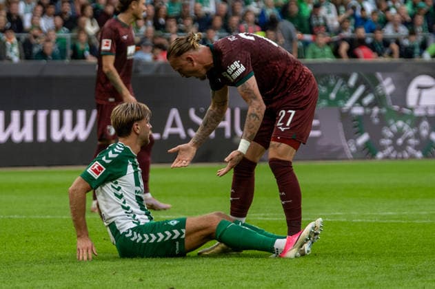 German Soccer 1 Bundesliga, Matchday 4, 2026–2027, Werder Bremen vs. FC Augsburg on September 19, 2026, at the Weserstadion in Bremen; Niclas Füllkrug of Werder Bremen (No. 10) calls for a penalty kick, while Marius Wolf of FC Augsburg (No. 27) tries to help him up Copyright: xSvenxHeidmannx