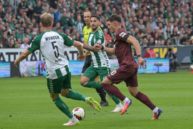 Mert Koemuer, FC Augsburg No. 10, on the attack; SV Werder Bremen, FC Augsburg, soccer, Bundesliga, DFL, September 19, 2026. DFB regulations prohibit any use of photographs as image sequences and or quasi-video. Bremen, Bremen, Germany Copyright: xkolbert-press BurghardxSchreyerx